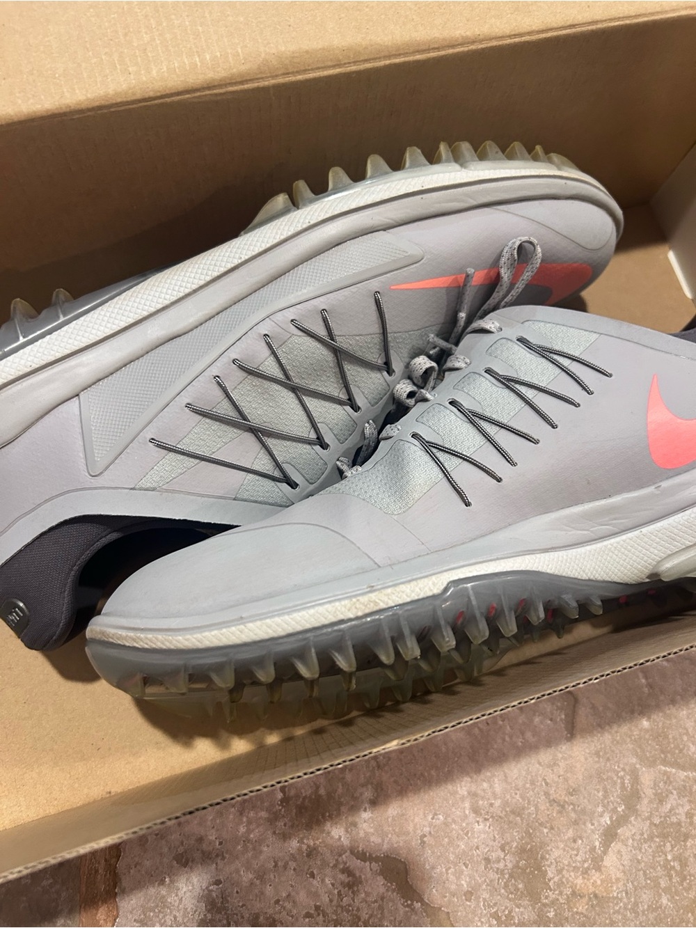 Nike Men's Light Gray Athletic Golf Shoes with Coral Swoosh